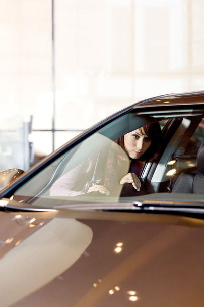 woman looking at new car - Foto, afbeelding
