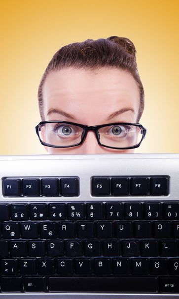 Homem de negócios nerd com teclado de computador contra o gradiente
 - Foto, Imagem
