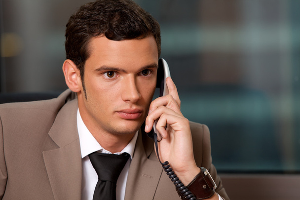 businessman talking on telephone - Zdjęcie, obraz