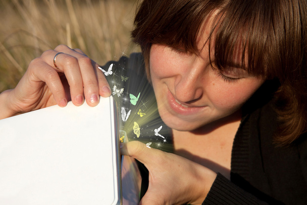 Sorrindo jovem mulher abriu caixa mágica com borboletas
 - Foto, Imagem
