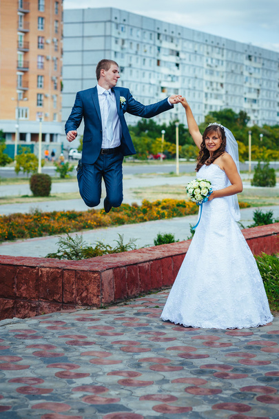 Bride and groom jumping in the air - Foto, Imagen