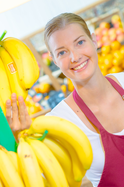 Shop assistant holding bananas - Fotografie, Obrázek