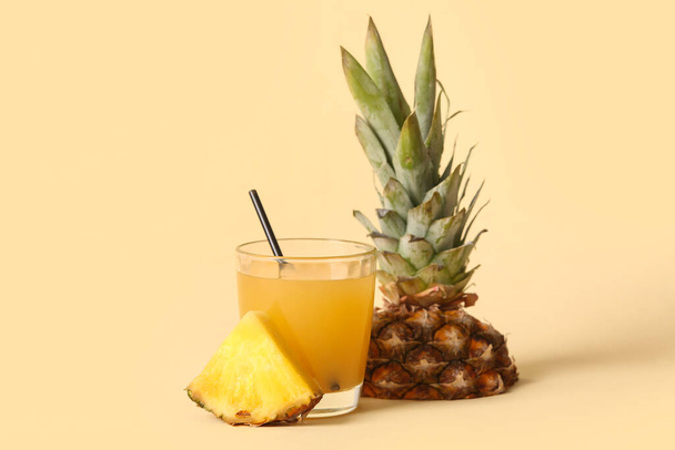 Стакан свежего ананасового сока на бежевом фоне - Фото, изображение