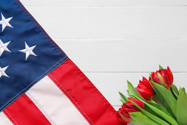 Drapeau des États-Unis et fleurs de tulipes sur fond de bois blanc, gros plan. Célébration commémorative - Photo, image