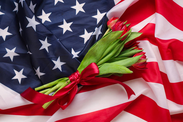 Belles fleurs de tulipes sur le drapeau des États-Unis. Célébration commémorative - Photo, image