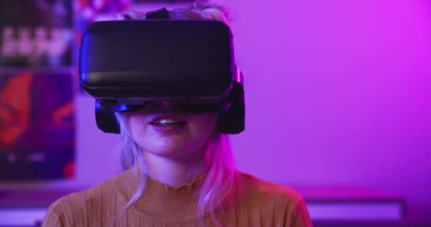 Játék, virtuális valóság és nő vezérlő neon világítás szórakoztató, online játékok és e-sport. Gamer, éjszaka és személy vr szemüveg metaverse, cyber világ és a verseny. - Felvétel, videó