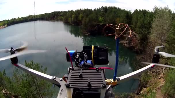 Drone em voo sobre o lago no desfiladeiro em dia agradável. Clipe POV
 - Filmagem, Vídeo