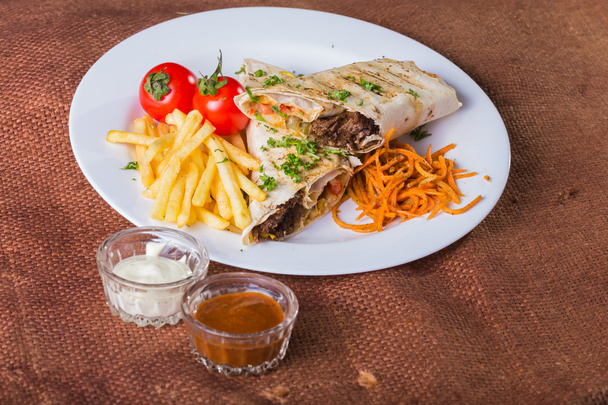 Shawarma mit Gemüse und Kartoffeln - Foto, Bild