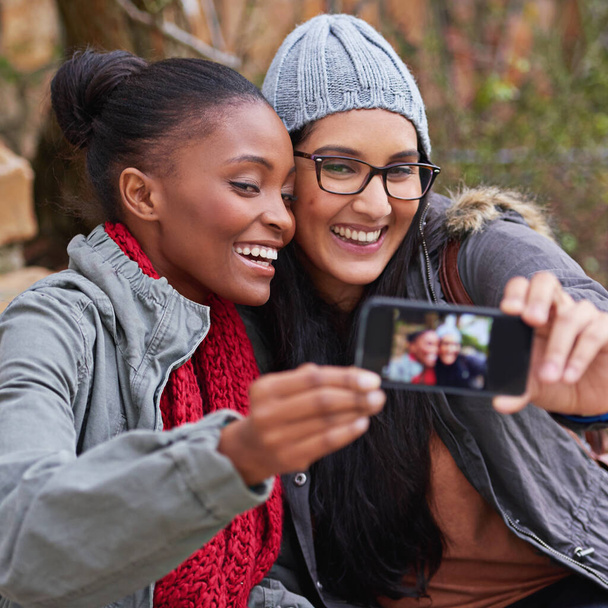Natuur, selfie en vrienden met een glimlach op de campus, universiteit en universiteit voor het geheugen buiten. POV, academisch park en studenten met geluk, verbondenheid en fotografie in Canada na de les. - Foto, afbeelding