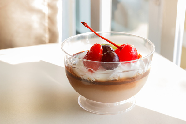 mousse au pudding au chocolat avec mélange de fruits
 - Photo, image