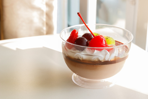 mousse au pudding au chocolat avec mélange de fruits
 - Photo, image