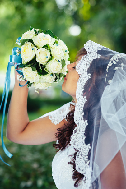 Portrait of a beautiful smiling bride posing in her wedding day - Fotografie, Obrázek