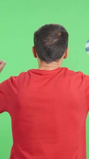 Video in studio met chroma van de achteraanzicht van een man zwaaiend met een Cubaanse wimpel - Video