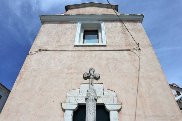 Macchiagodena, Molise, Itálie - 7. května 2024: Kostel San Lorenza z osmnáctého století, postavený ve třináctém století na úpatí hradu na Via Francesco Jovine - Fotografie, Obrázek