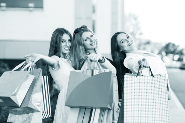 jonge vrouwen na het winkelen - Foto, afbeelding