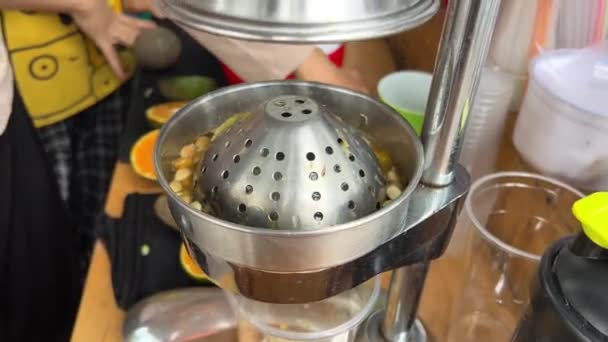 Exprimir jugo de naranjas verdes Vietnam bebidas de comida callejera con hielo preparado. condiciones insalubres - Imágenes, Vídeo
