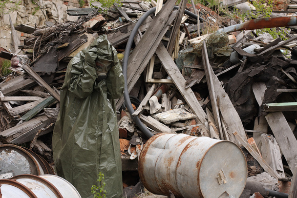 Hombre con máscara de gas y ropa militar verde después de desastre químico
. - Foto, Imagen