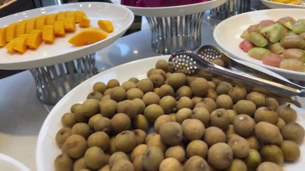 Hedelmät ja kukat juhlapöydällä, catering Lychee hedelmät buffet Vietnam - Materiaali, video