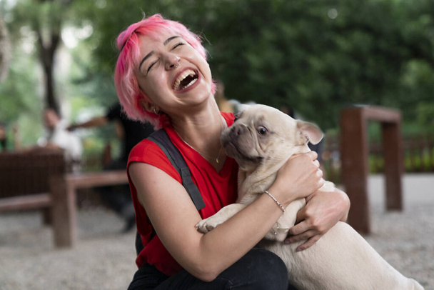 fiatal nő pózol a kutyájával - Fotó, kép