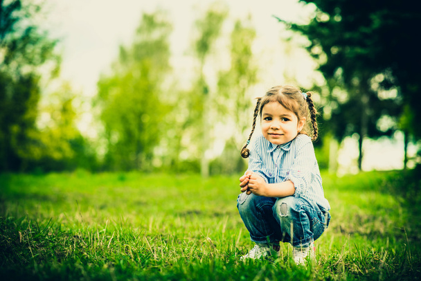 Boldog szép kislány szabadtéri parkban - Fotó, kép