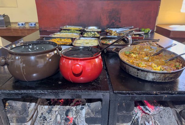 Традиционные бразильские блюда, приготовленные в глиняных горшках на огне. - Фото, изображение