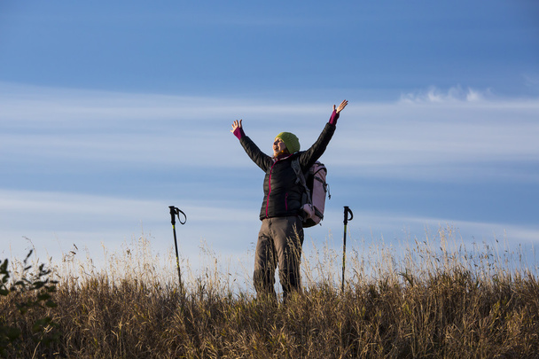 Female hiker with raised hands - Foto, afbeelding