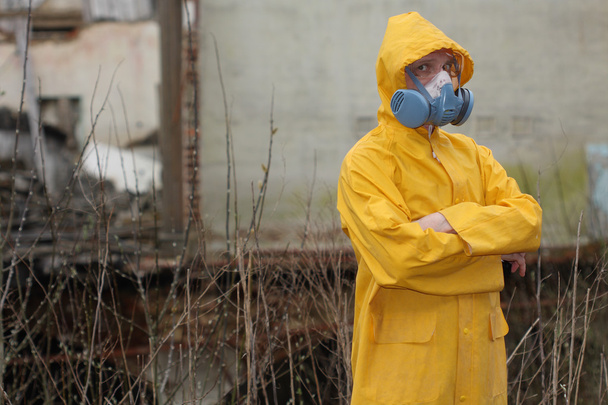 Adam ile koruyucu maske ve koruyucu giysiler araştırıyor tehlike alanı - Fotoğraf, Görsel