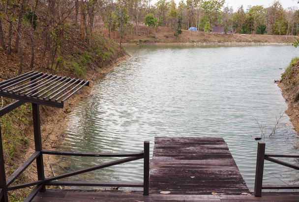 muelle de madera junto al lago
 - Foto, imagen