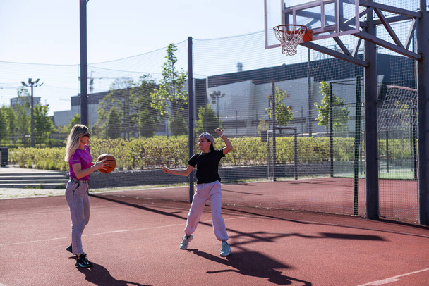 Madre e figlia giocano a basket. Foto di alta qualità - Foto, immagini