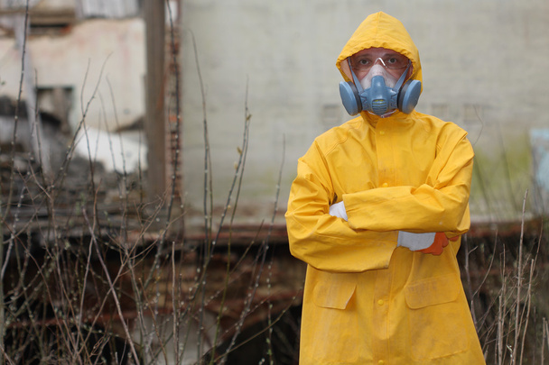 Homme avec masque de protection et vêtements de protection explore la zone de danger
 - Photo, image