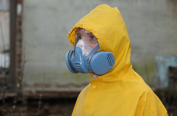 Hombre con máscara protectora y ropa protectora explora área de peligro
 - Foto, Imagen