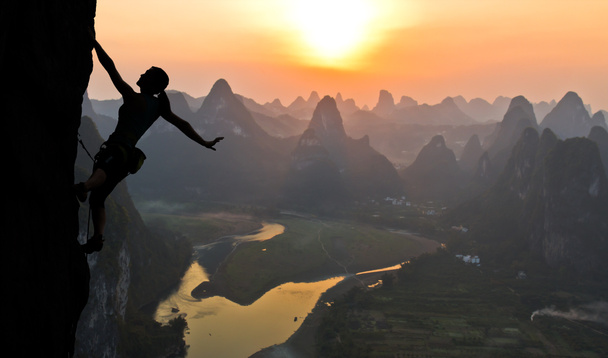 Sylwetka lekkoatletka na chiński góra zachód słońca - Zdjęcie, obraz