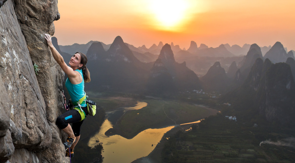 Silueta de atleta femenina en la puesta de sol de montaña china
 - Foto, Imagen