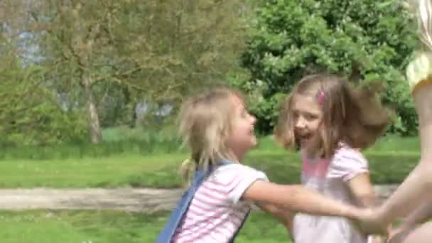 Three Girls spin around - Materiał filmowy, wideo