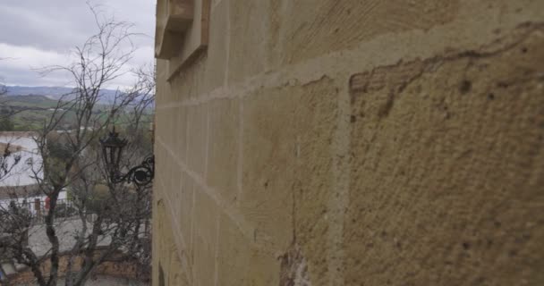 Ronda, Espanha, 19 de maio de 2024: Puente Viejo abriga vista panorâmica com pessoas e casas brancas à esquerda - Filmagem, Vídeo