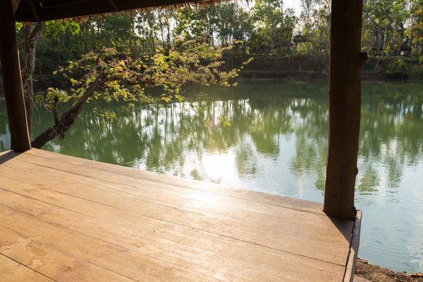 vista desde el mirador de madera al lado del lago
 - Foto, imagen