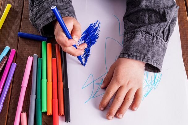 Kleine jongen trekt een tekening - Foto, afbeelding