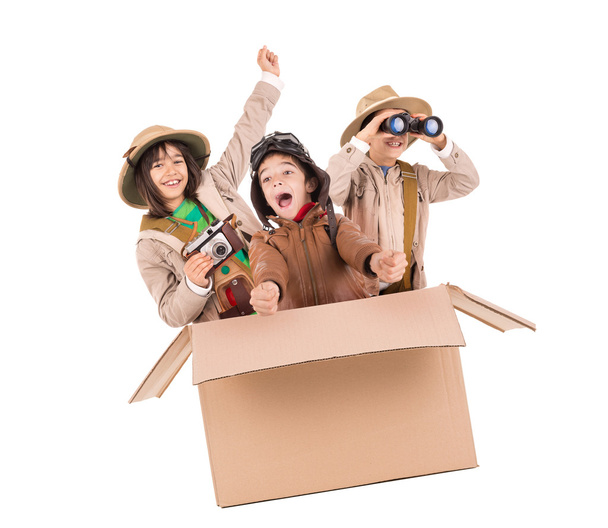 Мальчик и девочка в коробке на белом
 - Фото, изображение