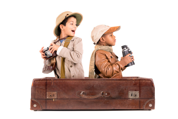 Duas crianças na mala em branco
 - Foto, Imagem