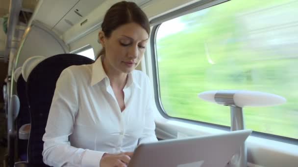 Businesswoman working on laptop - Filmagem, Vídeo