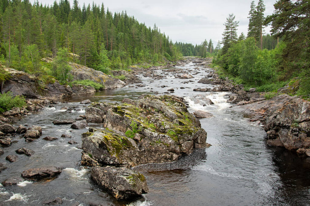 Norwegischer Fluss am Kleinen Wasserfall - Foto, Bild