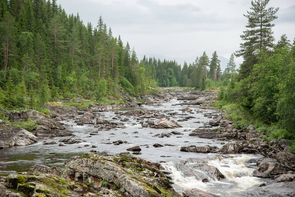 Norweska rzeka na małym odcinku wodospadu - Zdjęcie, obraz