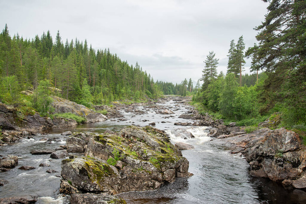 Норвежская река в районе Малого водопада - Фото, изображение