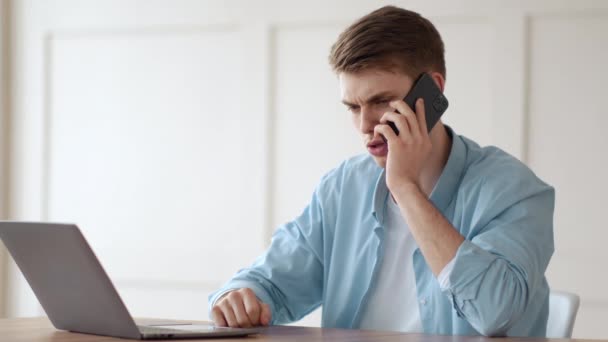 Schlechte Mobilfunkverbindung. Junger Mann telefoniert zu Hause im Büro und hat Probleme mit dem Handy - Filmmaterial, Video