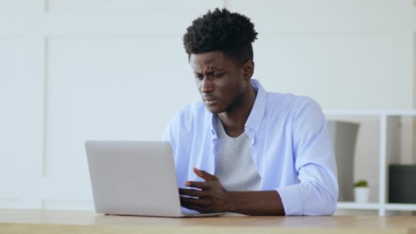 Προβλήματα απομακρυσμένης εργασίας. Απογοητευμένος αφρικανός διευθυντής κοιτάζοντας το laptop, έχοντας κάποια προβλήματα σύνδεσης - Πλάνα, βίντεο