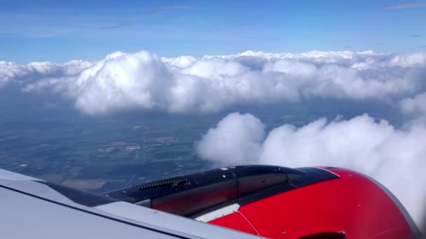 Самолет летит. Крыло самолета, летящего над облаками - Кадры, видео