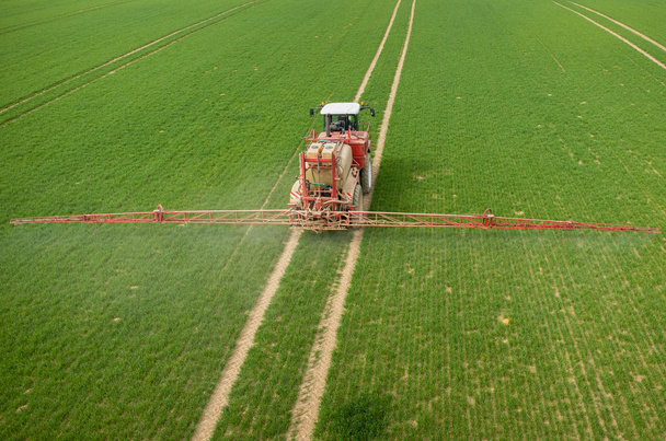 Вид с воздуха на трактор
 - Фото, изображение
