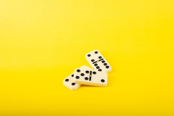 Dominos sur fond jaune.   - Photo, image