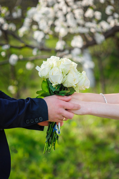 sposo dà la sua sposa un bellissimo bouquet da sposa
 - Foto, immagini