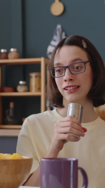 Pionowa talia białej nastolatki z porażeniem mózgowym śpiewającej karaoke z przyjacielem w domu - Materiał filmowy, wideo